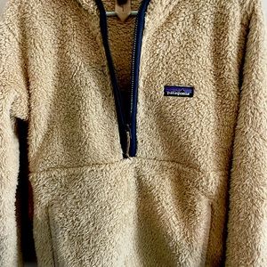 Patagonia unisex half zip Sherpa Jacket.  Providing warmth and comfort.